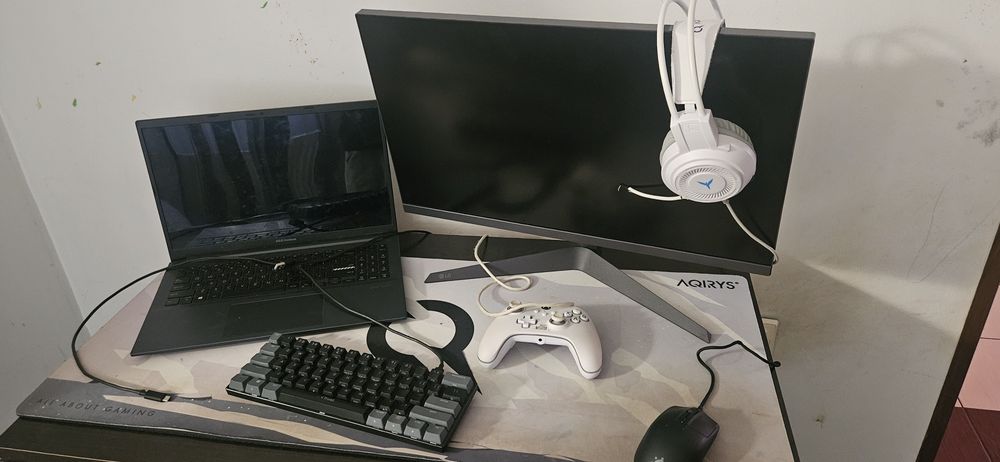 Set de gaming cu laptop +alte accesorii