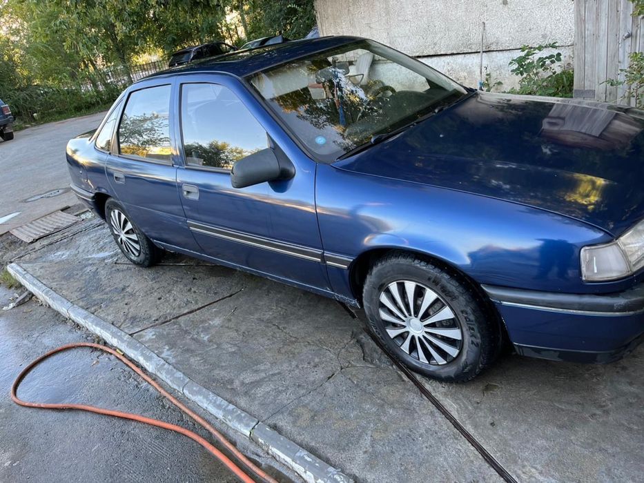 Продам  опель  векра  а 1992  года  в  среднем состоянии