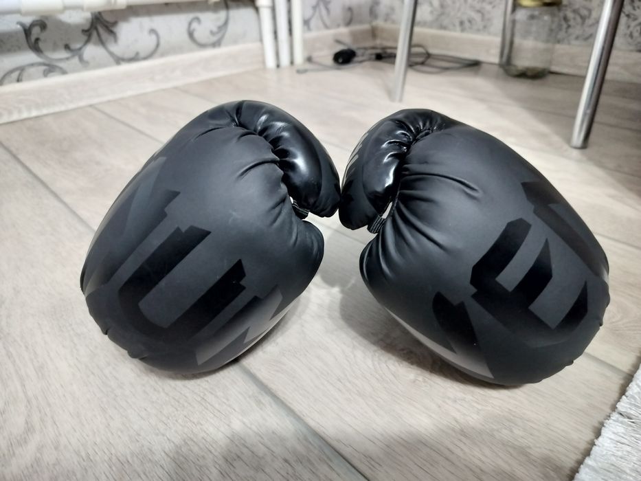 боксерски и боксерские перчатки