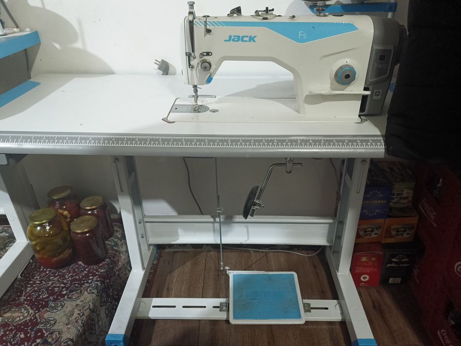 Tikuv mashinasi va averlok, jack brendi.