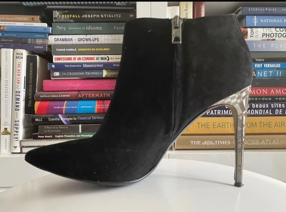 Botine Burberry cu toc metalic stilettò