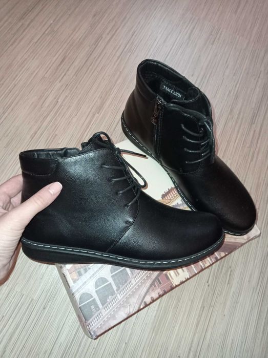 Продаю женские ботиночки