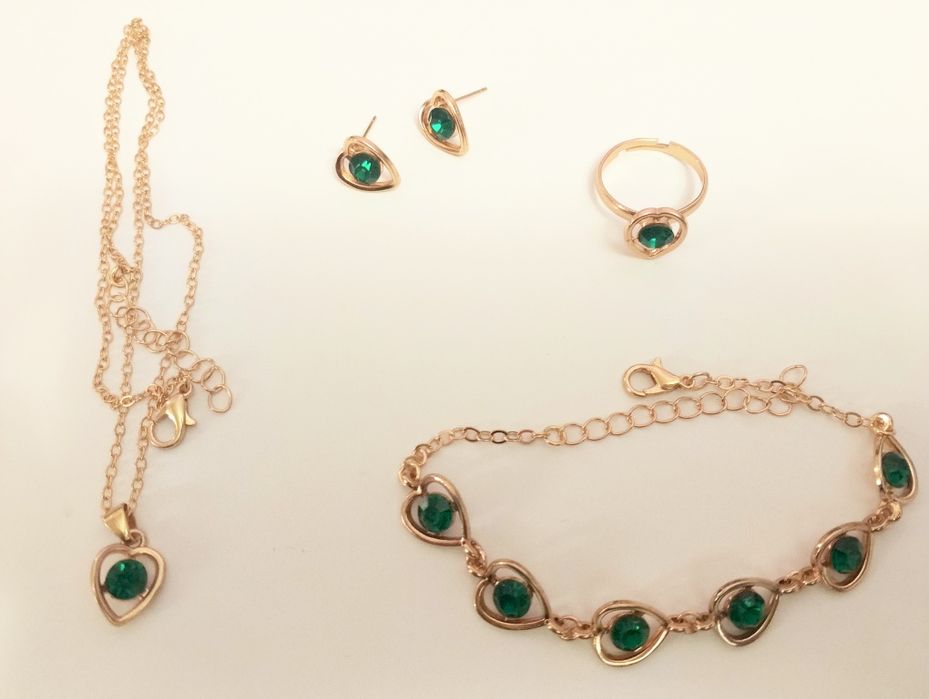 Украшения с изумрудными камнями.