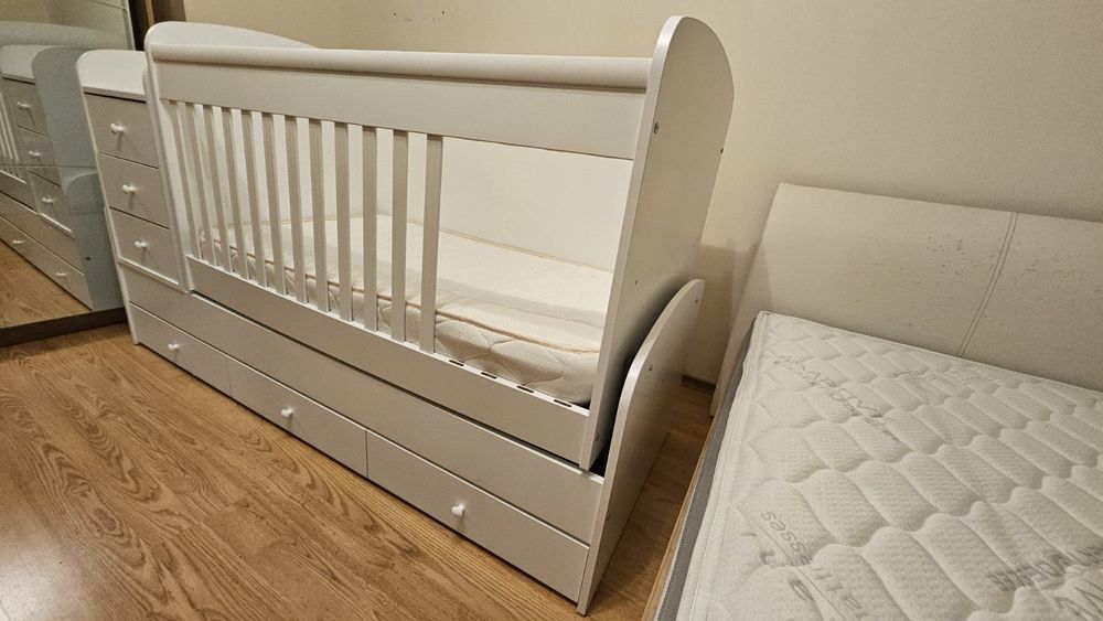 Трансформиращо се бебешко / детско легло с подарък матрак - със скрин