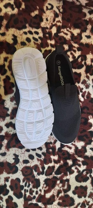 Vând urgent adidași cangoroos nr,38