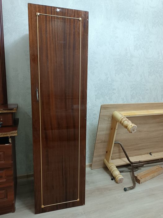 Кровать спальня ва шкаф холати б/у, нархи 400.000 сум келишилади.