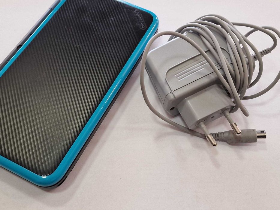 New Nintendo 2DS XL - Black and Turquoise (Nintendo 3DS)