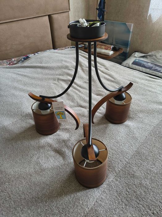 Продавам  Нов полилей тройка и осветително тяло за кухня