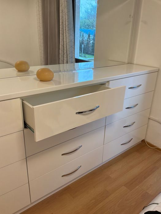 секция с чекмеджета и огледало