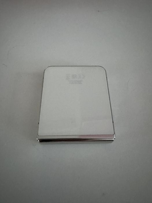 Samsung z flip 5 256GB цвят крем