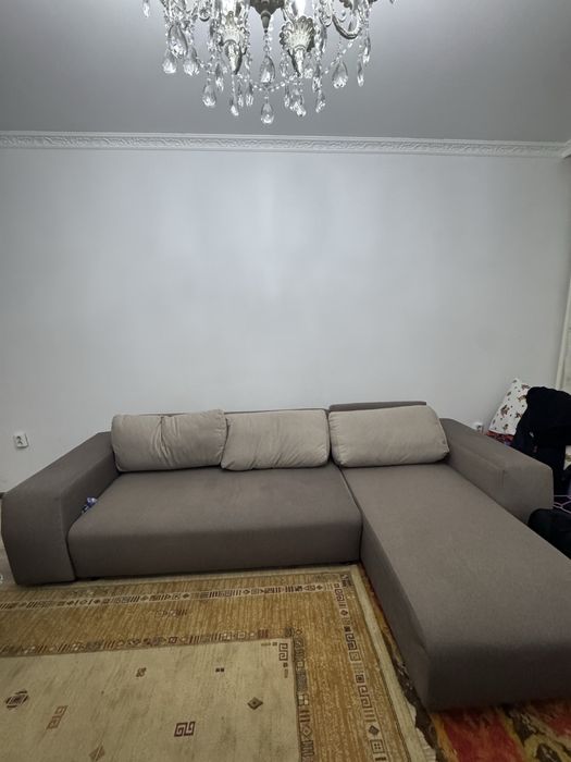 Диван гостинный.