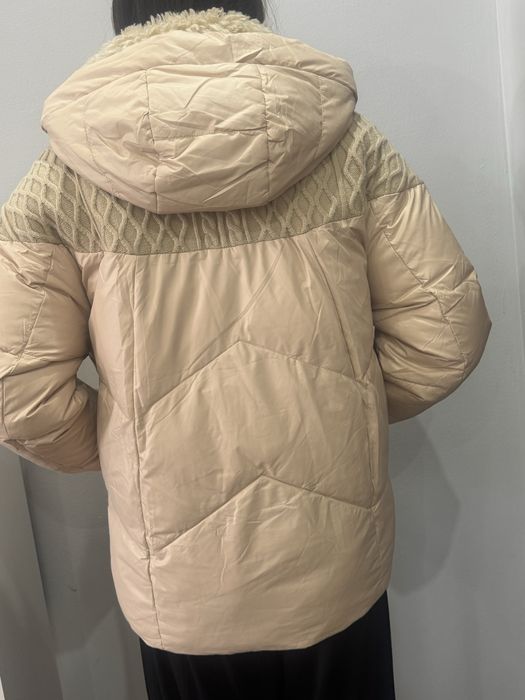 Куртка бежевого цвета