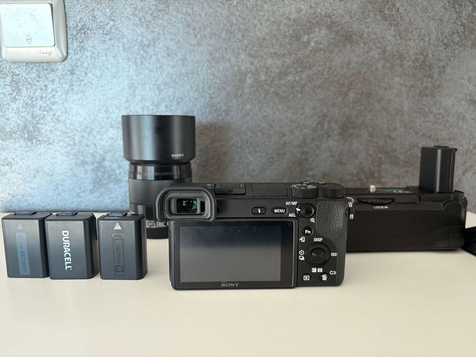 Sony a6500 + sony 50 mm f1.8 комплект с 3 батерии и грип
