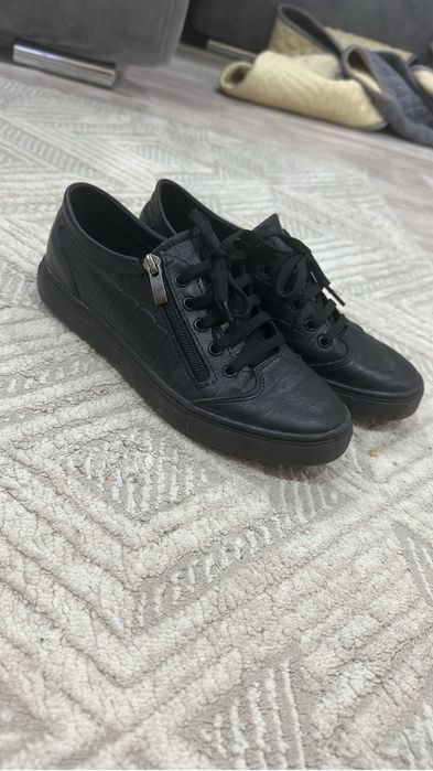 Продам кожанные кеды для мальчика