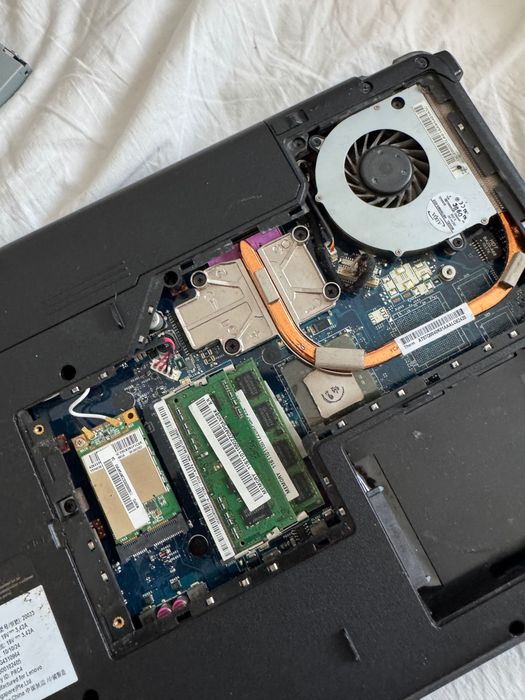 Pachet 2 laptopuri vechi (Lenovo G550 + Asus X71SL) pentru piese / reparare / joacă