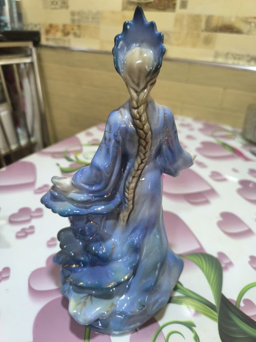 Фарфоровая статуэтка.