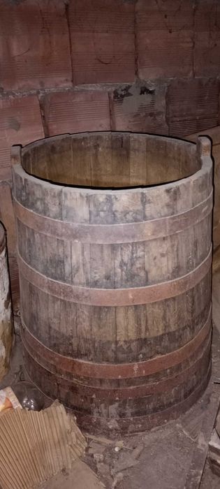 Стари дървено каче и бъчва