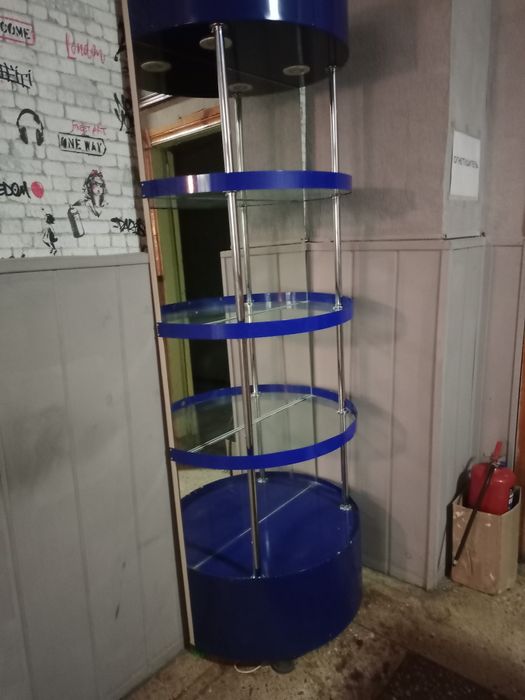 Продаем витрины-стеллажи