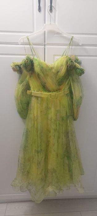 Rochie cu trandafiri 3D pe umeri