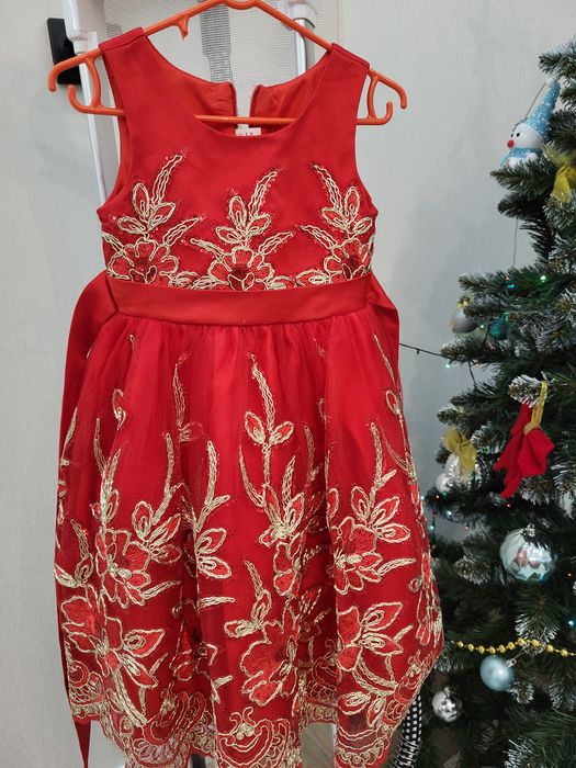 Продам  нарядные платья для девочек