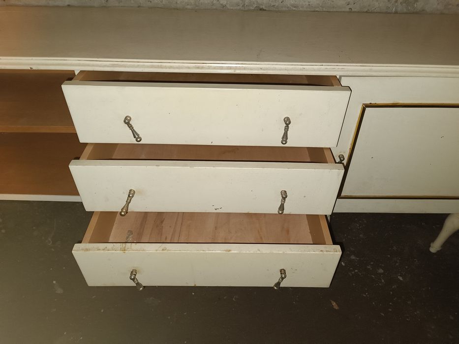 Тоалетка бяла дърво