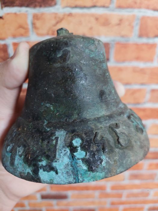 Clopot vechi  datat 1845, litere chirilice