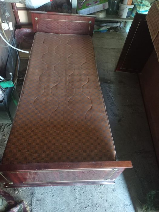 Продам 2 шкафа и кровать б/у