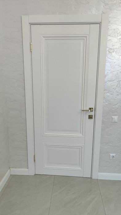 Продам царговые ПВХ двери 80см. 5шт в сборе с ручками и навесами Добор