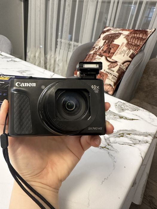 Продаю Canon PowerShot SX740 .