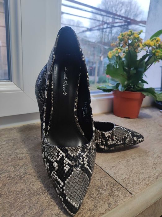 Остри обувки с принт