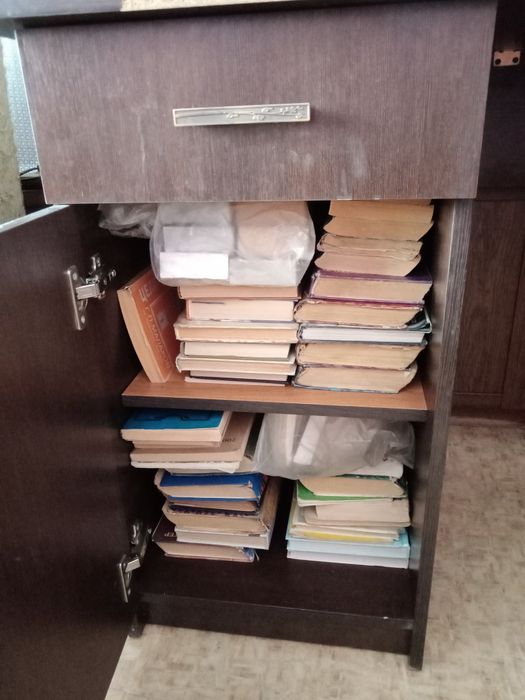 Продам стол офисный.