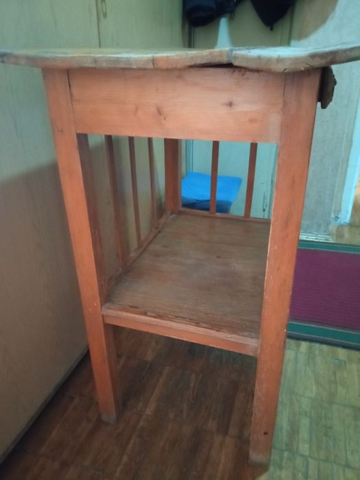 Столик из дерева