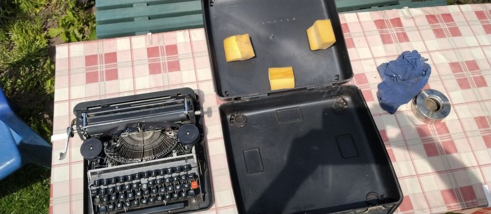 Пишеща българска машина в оригинално куфарче