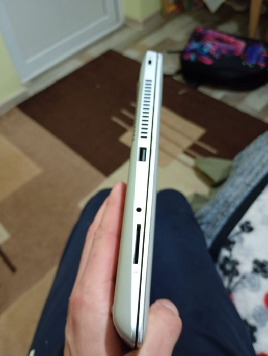 Vând leptop Hqmai multe detalii în privat.!