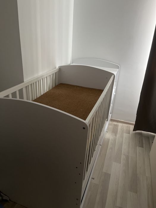 Pat bebelus/copil cu sertare si masă de infasat