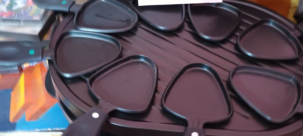 Gril electric cu tăvițe,  nou nouț este de Firma.