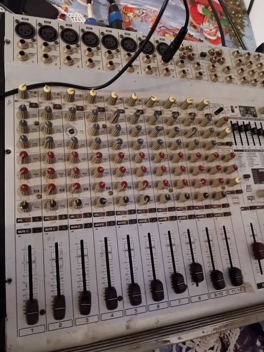 Stație cu boxe de vânzare