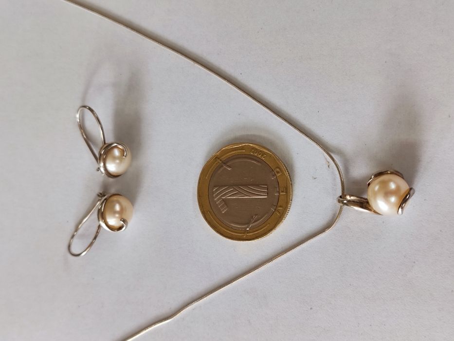 Сребърен комплект обеци и колие с перли