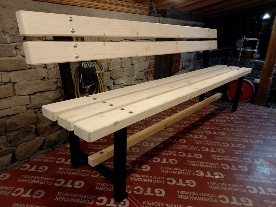 Пейка от прахово боядисан метален профил и иглолистна дървесина.