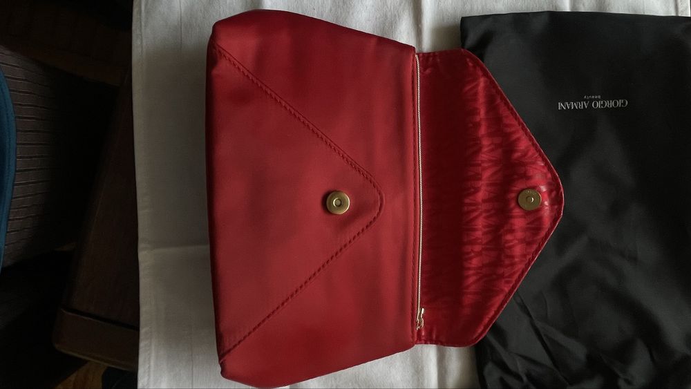 Продам косметичку Армани. Новая.