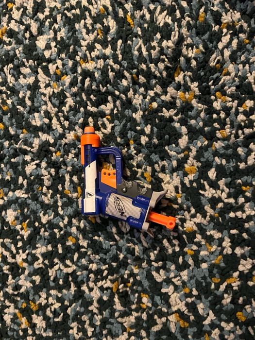 vand 3 pistoale mari Nerf