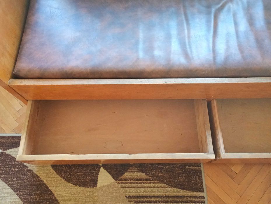 Продавам запазен единичен диван с две чекмеджета