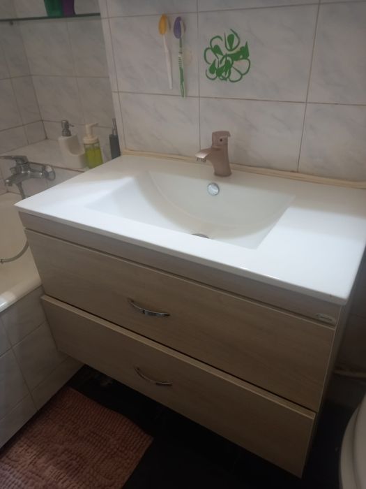 Chiuveta și dulap de baie