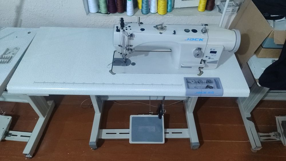 Шагащая швейная машина