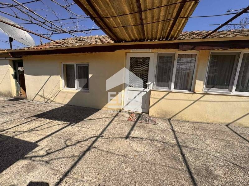 Само в ЕРА Визия! Две къщи, с двоен гараж и голямо дворно място, с пло