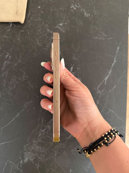 Iphone 16 pro gold