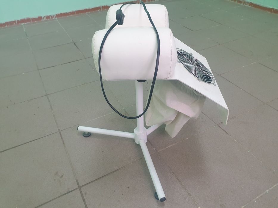 Пылесос для педикюра со стойкой