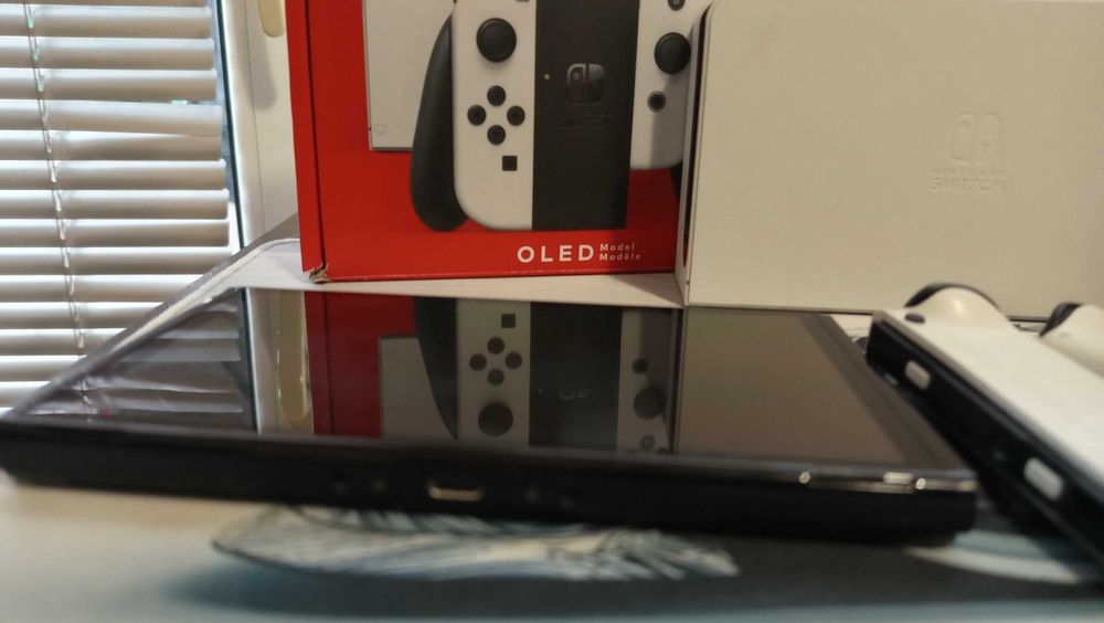 Nintendo Switch OLED 64GB + Dock + Кутия | Отлично състояние | ПОДАРЪК