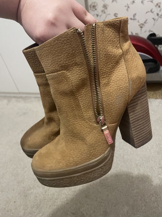 Велурени боти