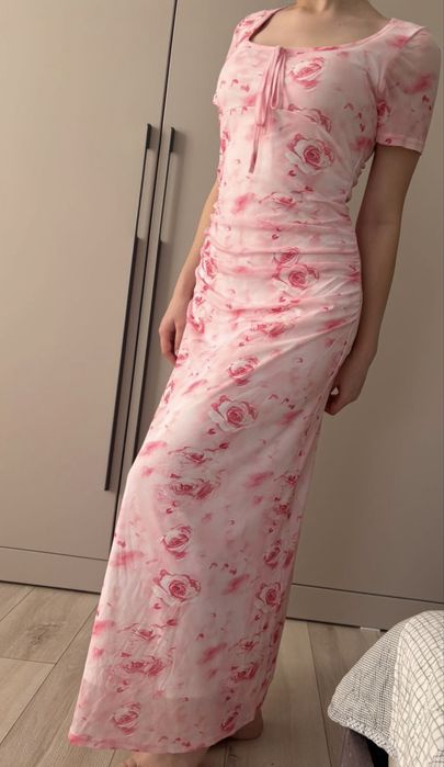 Розовое платье миди с цветочным принтом